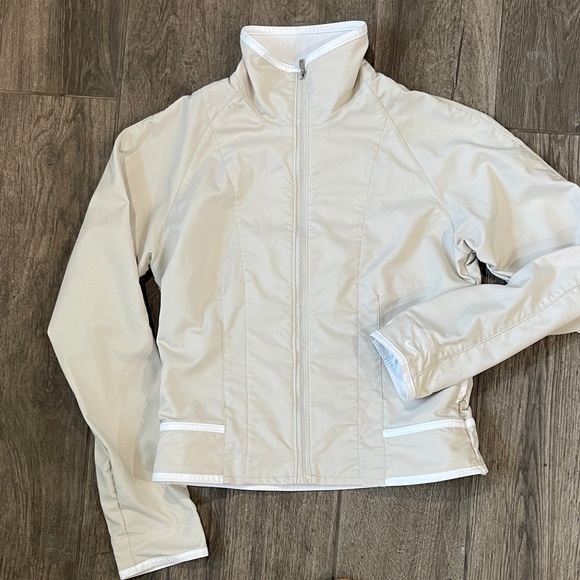 Nike Grey Tag Cream and White fitted lightweight Jacket - Picture 1 of 5
